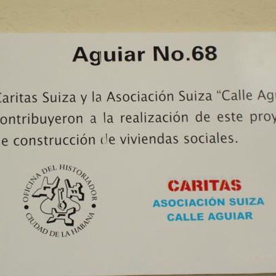 Mit einer Tafel wird an den Beitrag erinnert, den der Verein «Calle Aguiar» zur Renovation geleistet hat.
